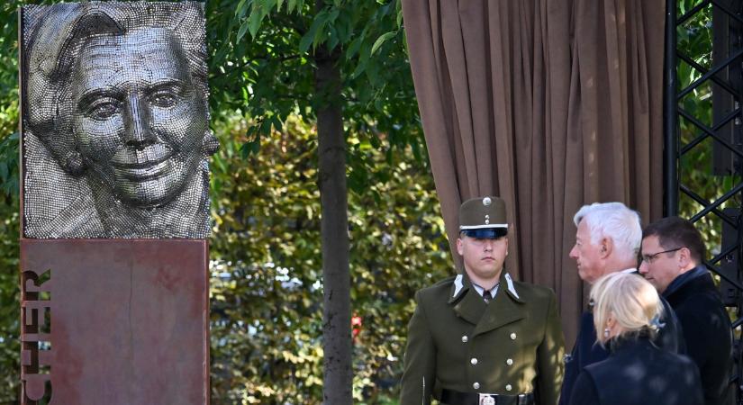 Felavatták Margaret Thatcher szobrát Budapesten – fotó