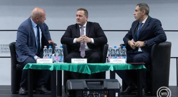 Simicskó István: Sikeres a Honvéd Kadét Program