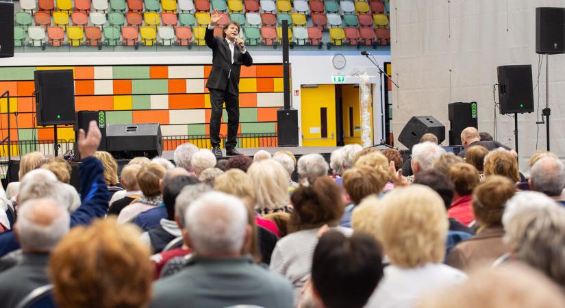 Nosztalgikus dallamok – Gergely Róbert szórakoztatta a szépkorúakat