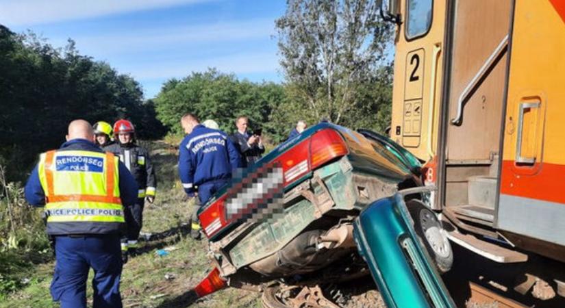 Idős nő hajtott autójával a sínekre, szörnyű csattanás lett a vége