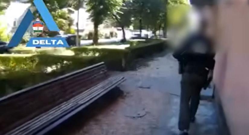 Extrém rajtaütés Fehérváron: így fogták el a drogkereskedő házaspárt (videó)