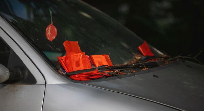 Úgy gyűjtötte a mikuláscsomagot, mint más az akciós kuponokat – ott parkolt a debreceni autós, ahol nagyon nem kellett volna