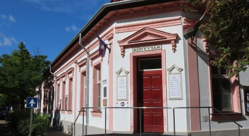 Nagy változás előtt a Csemegi Károly Könyvtár, napelemeket és új udvart is kap az intézmény