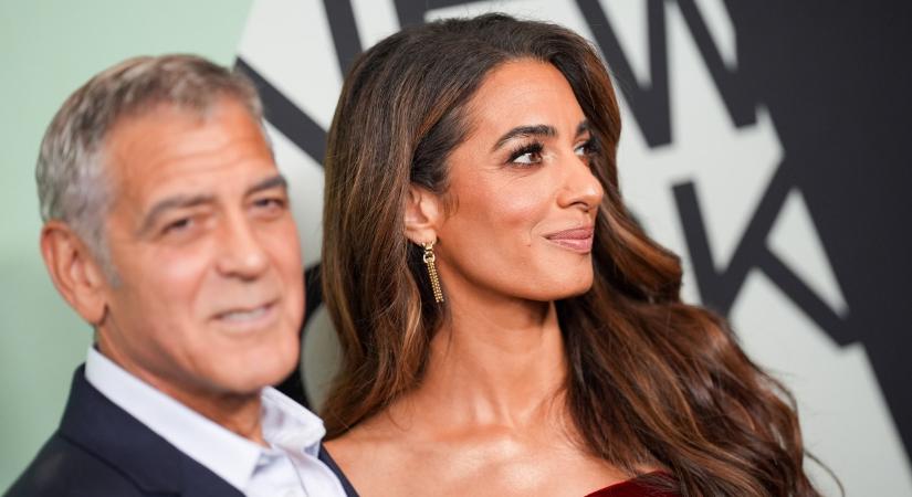 Amal Clooney virágmintás bársony miniruhában rúgja be a buliszezont – galéria