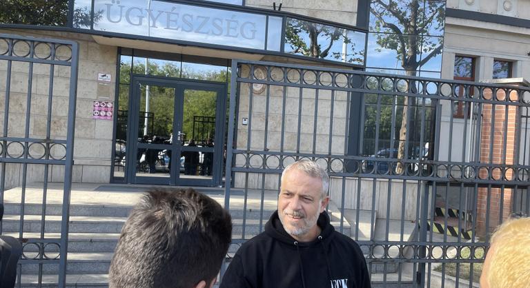 „Kocsis Máté kapja be, nincs szó rágalmazásról” – Juhász Pétert órákon át faggatták az ügyészségen Zsolti bácsiról