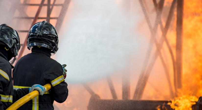 Baj van az egyik dűlőben, nagy erőkkel vonultak a tűzoltók