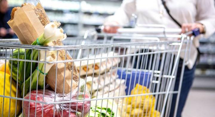 Nagyott esik ennek a fontos alapélelmiszernek az ára: most érdemes bevásárolnod belőle