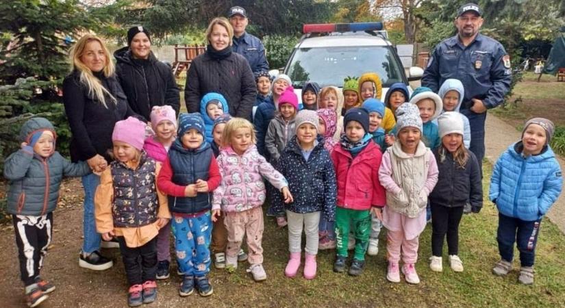 Négylábú vendégekkel érkeztek a rendőrök az újkéri oviba