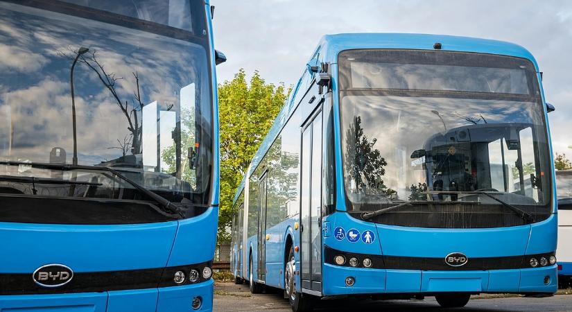 Megérkeztek az első elektromos csuklósbuszok Budapestre