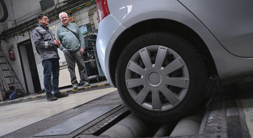 Sokkoló pillanatok: elvakított sofőr, satufék, frontális ütközés!