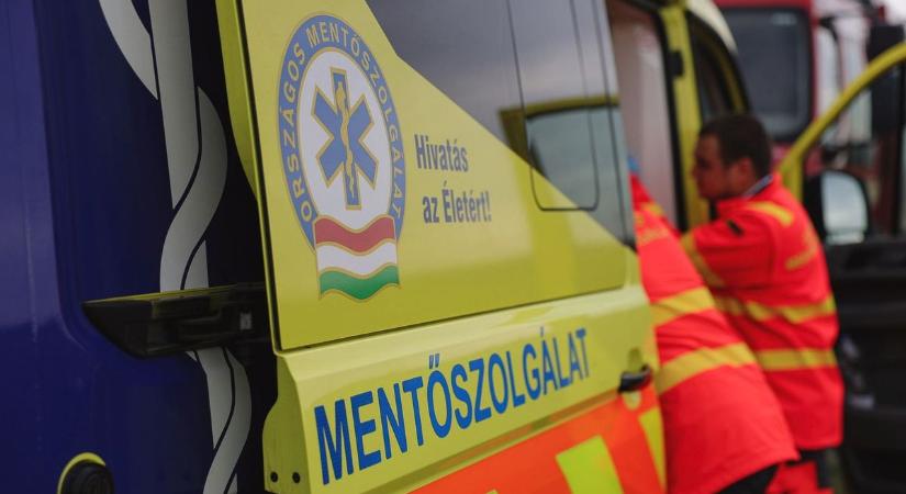 Álló kamionnak ütközött egy személyautó Csepregen