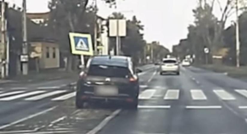 Letarolt két táblát egy autós a Fogarasi úton, de nem nagyon törődött vele – videó