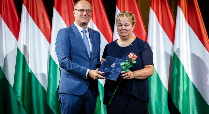 Közigazgatás Szolgálatáért Érdemérmet vehetett át a hevesi anyakönyvvezető