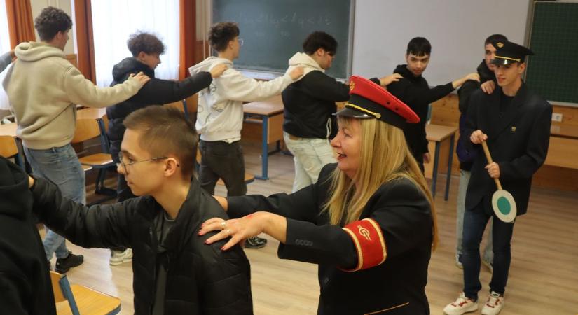Zsíros kenyér és természettudományi játékok várták a makói gimnázium diákjait – galériával, videóval