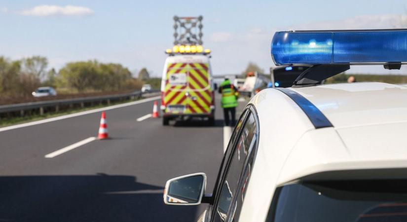 Baleset az autópályán: kamionról lezuhanó rakomány miatt esett el egy motoros