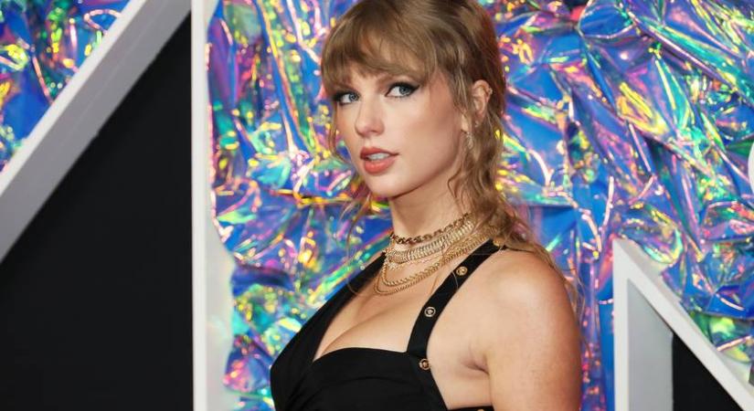 Túltolta a plasztikát Taylor Swift, állítják a rajongók: friss fotóin ennyire másképp néz ki