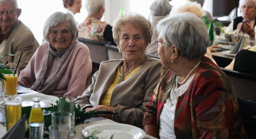 Se az idő, se a történelem nem szakította szét ezt a győri osztályt: hatvanhetedik osztálytalálkozójukat ünneplik