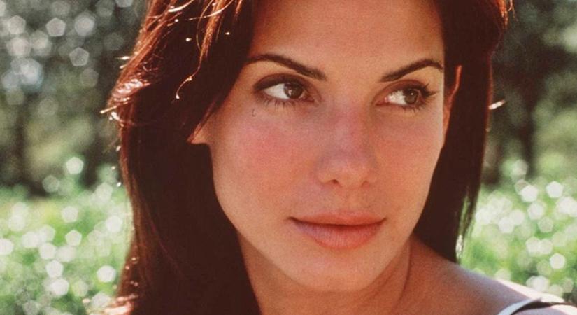 Le a kalappal! Sandra Bullock 61 évesen is bomba formában van