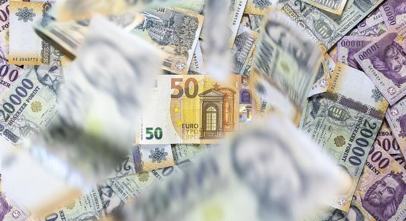 Folytatta erősödését a forint