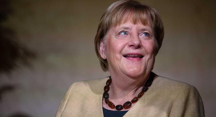 Tizenöt fekete öltöny és egy piros blézer – Angela Merkel Budapesten