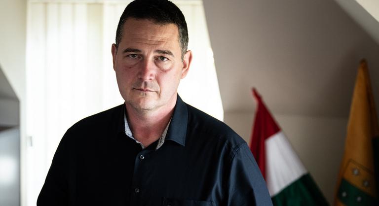 Harminc liter kutyaürülék az autóban, Molotov-koktél – leszámolna a maffiaszerű módszerekkel az új polgármester