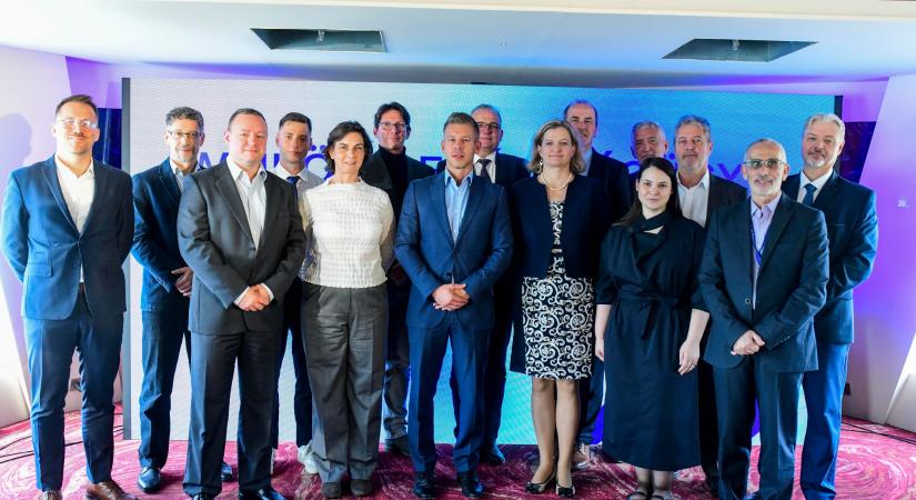 A nyáron Szegeden végzett orvos is felszólalt a Tisza Párt egészségügyi konferenciáján