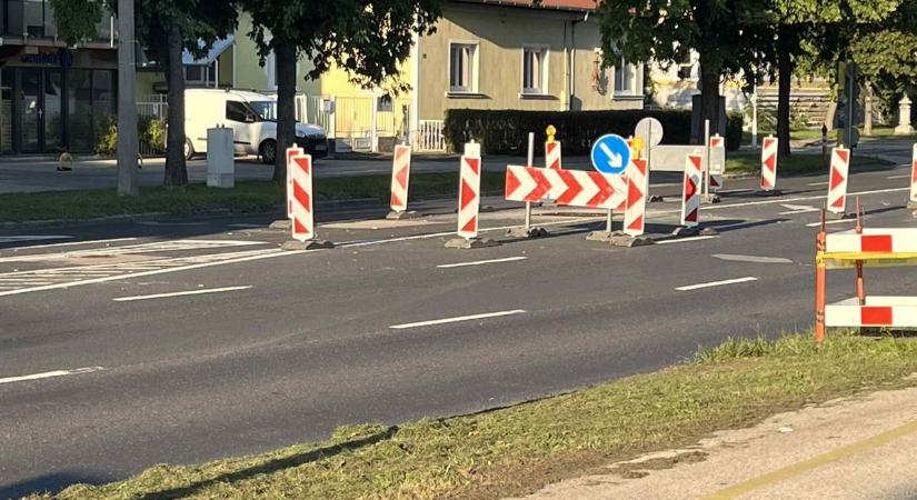 Győr egyik forgalmas útján még tart a forgalomkorlátozás - fotók