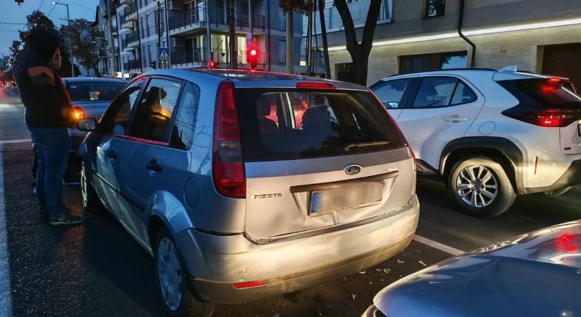 Három autó ütközött Szeged belvárosában — fotóval