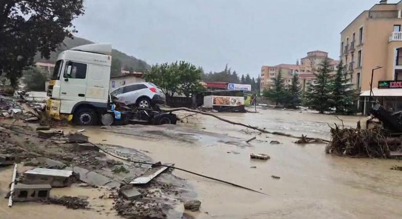 Egy bolgár üdülővárost elmosott az árvíz, hárman meghaltak, a térségben szükségállapotot hirdettek ki