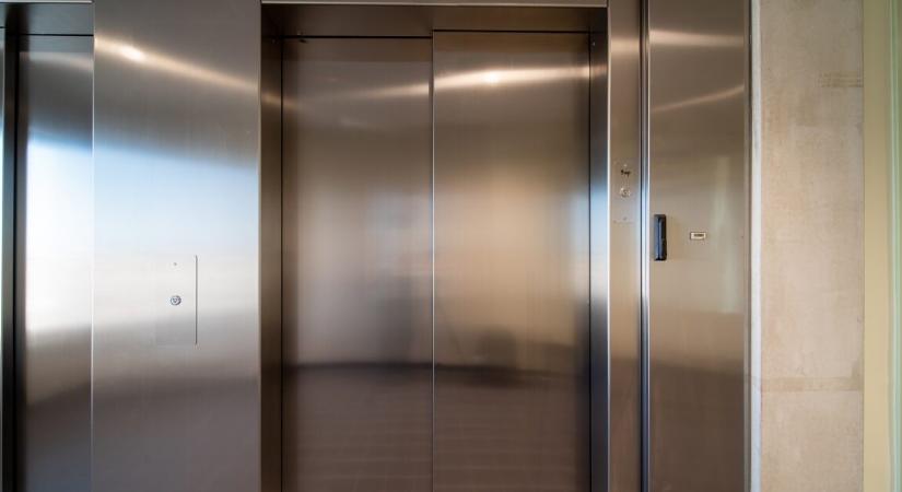 Férje szeme láttára halt meg egy gyönyörű édesanya – hét emeletet zuhant a lifttel