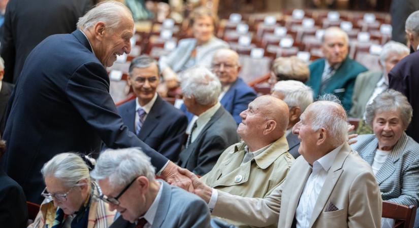 Évtizedek tisztelete: jubileumi diplomaátadó a Pannon Egyetemen