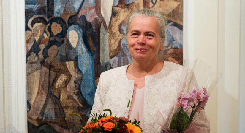 Mesélő szövetek – Varga Bernadett képei a Triangulum Galériában