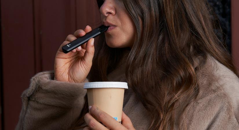 Hogyan hat az e-cigaretta, a kávé és az energiaital a fogakra?