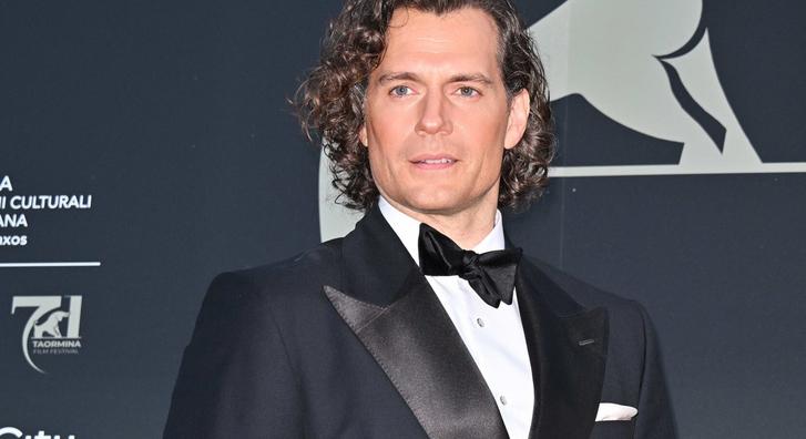 Henry Cavill sérült lábbal is teljes erőbedobással edz