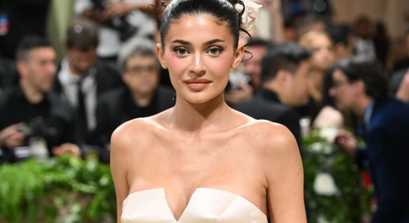 Kylie Jenner extrém ezüst ruhája hihetetlenül menő