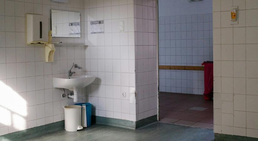 Három napja nincs víz egy híres magyar kórházban, zacskókat húztak a csapokra