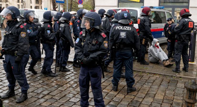 Ausztriában megemelték a terrorriadó szintjét - A fegyveres erők katonái is Bécsben állomásoznak