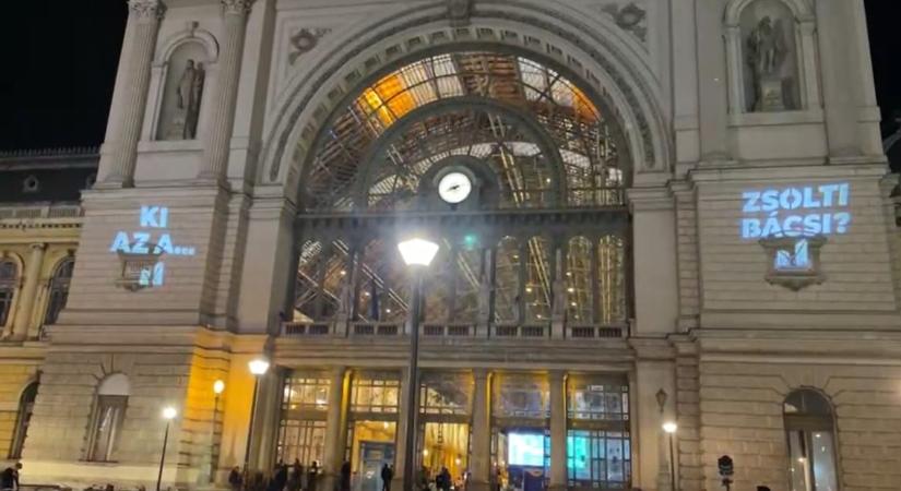 Ki az a Zsolti bácsi? – kérdezte a Momentum a Keleti pályaudvaron