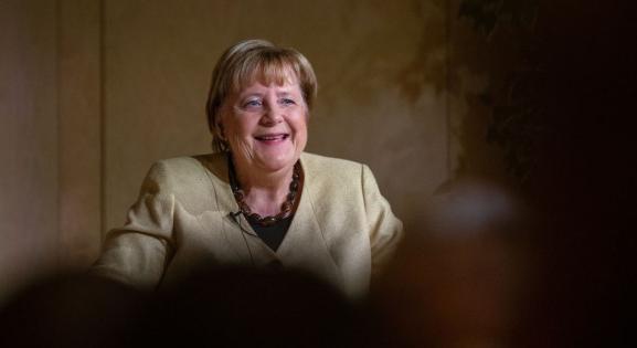 Angela Merkel: A 15 öltönyös között én voltam a piros blézeres