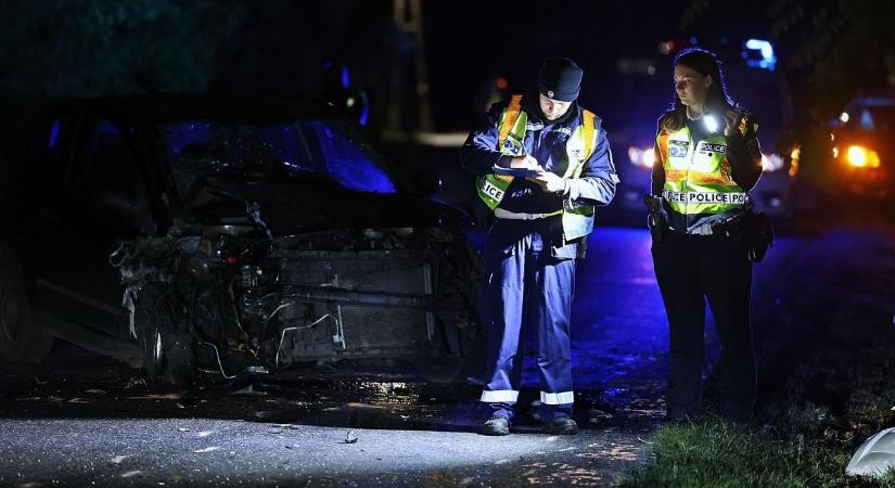 Előzés közben frontálisan ütközött egy másik autóval, majd a fák közé csapódott – fotók, videó