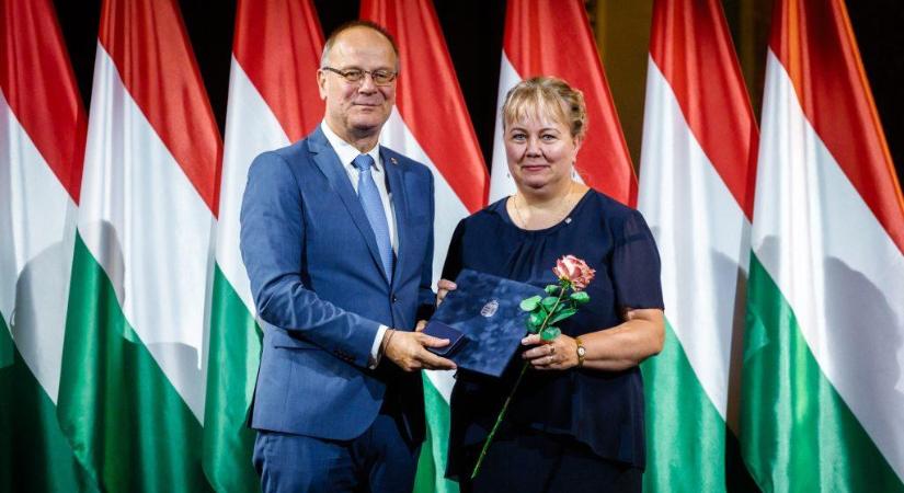 Közigazgatás Szolgálatáért Érdemérmet vehetett át a hevesi anyakönyvvezető Dr. Navracsics Tibor minisztertől