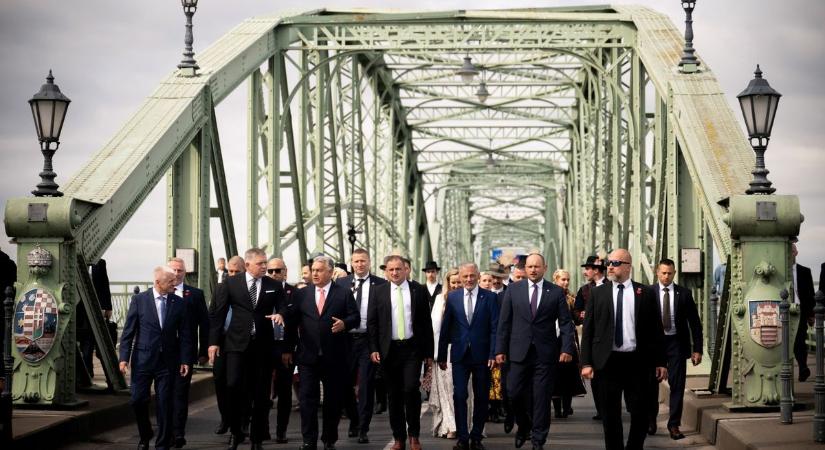 Premier plán: Orbán Viktor és Robert Fico az Esztergomot Párkánnyal összekötő Mária Valéria hídon