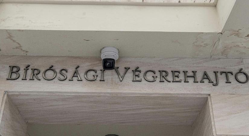 Kiharcolta a tönkretett exvégrehajtó: vádlott marad Schadl egyik kulcsembere