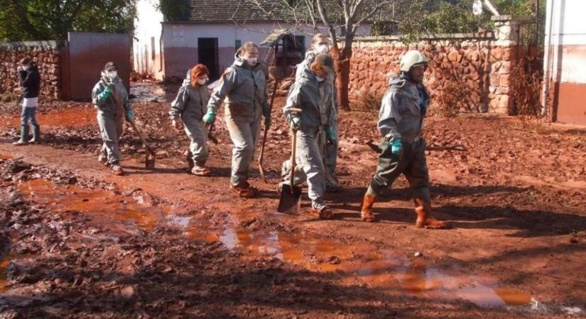 A por leülepedett, de a vörösiszap-katasztrófa emléke nem halványul (galéria)