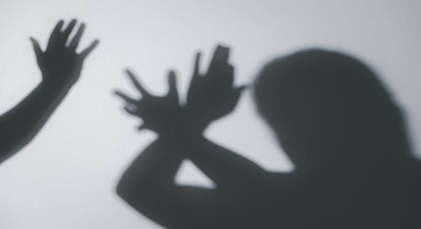 Ismerősét akarta megölni egy férfi Fejérben, vascsővel támadt rá
