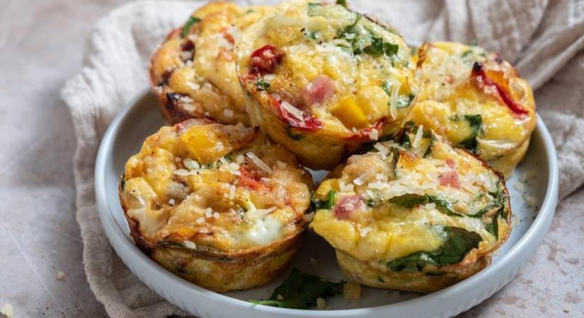 Sós muffin tojással és sonkával: a csomagolást is jól bírja