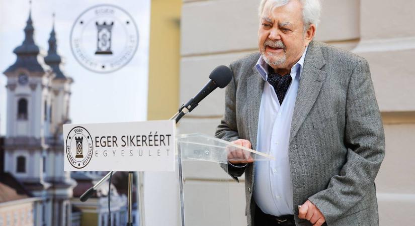 Új névvel bővült az Egri Csillagok Sétánya: ünnepélyes keretek között avatták fel Galambos Tamás Munkácsy-díjas festőművész díszkövét