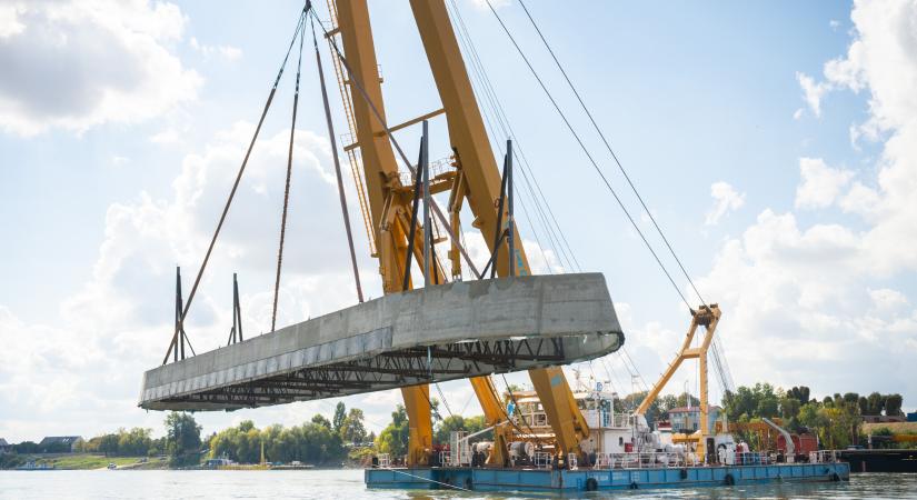 Döntő pillanatok Mohácsnál: így épül ki száraz munkaterület egy rohanó folyam közepén - látványos fotók!