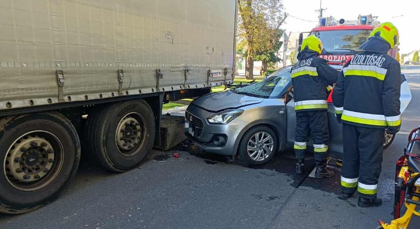 Súlyos közlekedési baleset - Álló kamionnak ütközött egy autó (frissítve  fotók)