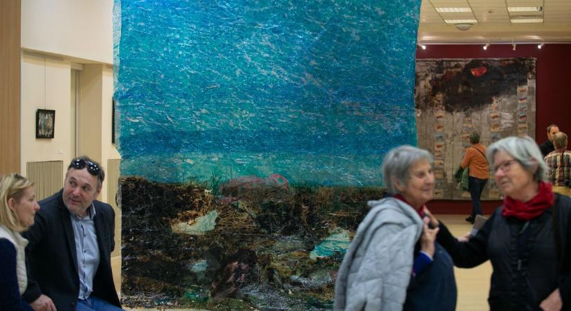 Szabadvászon és szabad gondolatok – különleges festmények láthatók a Hírös Agórában – fotók